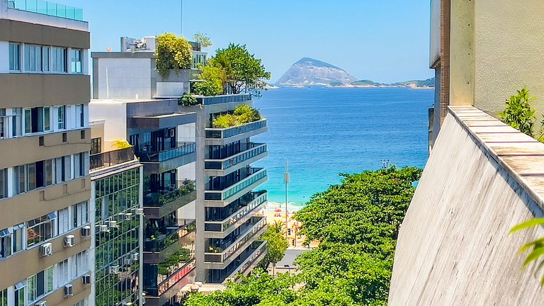 Linda cobertura de 2 quartos a 100 m da Praia