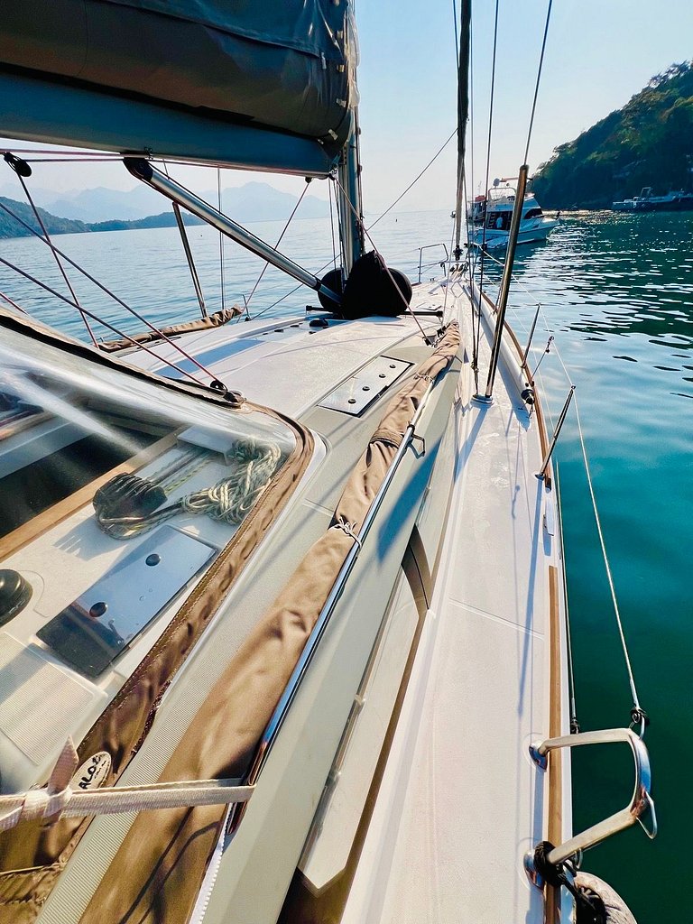 Transoceanic sailboat in Angra do Reis with Captain